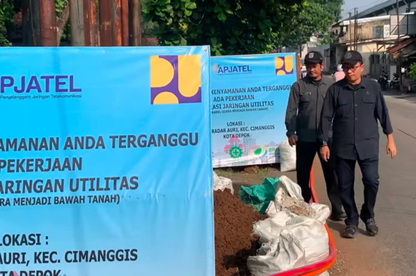 Kepala Bidang Bina Konstruksi Dinas PUPR Kota Depok, Denny Setiawan (depan) saat melakukan monitoring relokasi kabel udara di Jalan Radar Auri. (Foto: Dok RUZKA INDONESIA) 