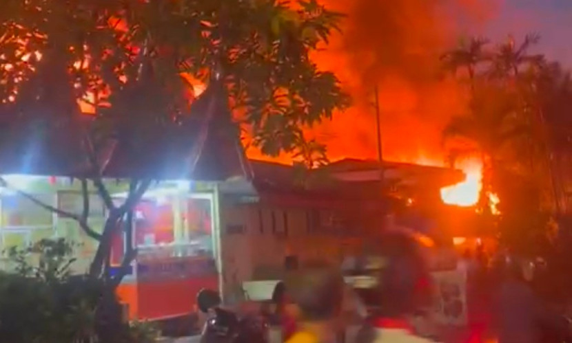 Kebakaran Pasar Taman Puring, Jaksel, Senin (28/07/2025), pukul 18.02 WIB. (Foto: Dok RUZKA INDONESIA) 