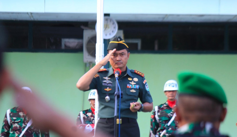 Letkol Inf Fahmi Guruh Rahayu, Komandan Kodim 0617/Majalengka, berdiri tegap sebagai Inspektur Upacara. (Foto: Dok Eko Widiantoro)