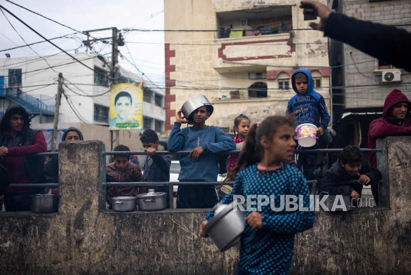 Anak-anak Gaza mengantre bantuan makanan.