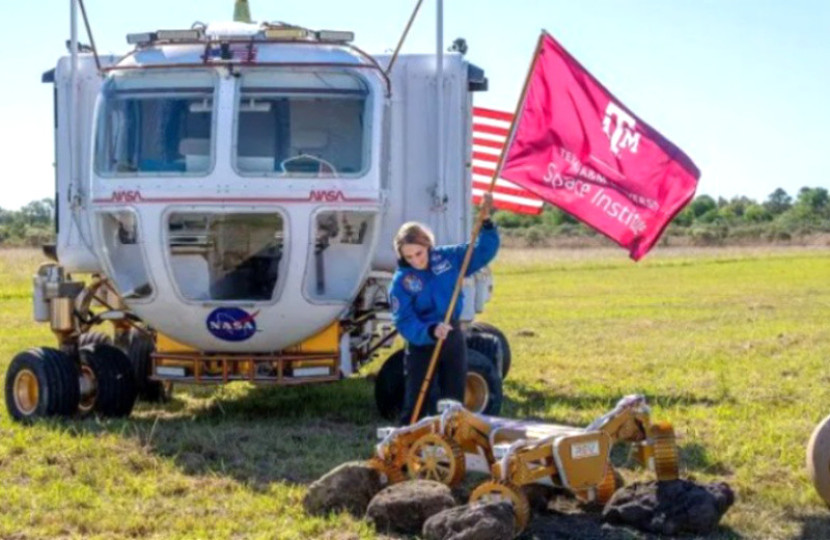 Profesor Texas A&M, Dr. Nancy Currie-Gregg, menancapkan bendera untuk Institut Antariksa Universitas Texas A&M yang baru dalam upacara peletakan batu pertama musim gugur lalu. Fasilitas di Houston ini dijadwalkan selesai pada musim gugur 2026./Texas A&M University Engineering