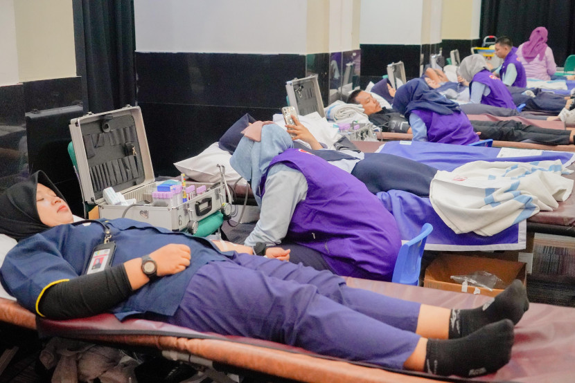 Peserta Dharma Wanita Persatuan (DWP) Kementerian Kesehatan menggelar Gelar Aksi Donor Darah
