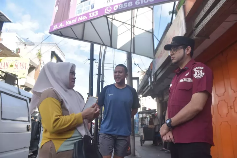 Wakil Wali Kota Sukabumi Bobby Maulana memantau kondisi tiga ruas jalan yang akan dilakukan penataan dari para PKL, Selasa (29/7/2025).dokpim