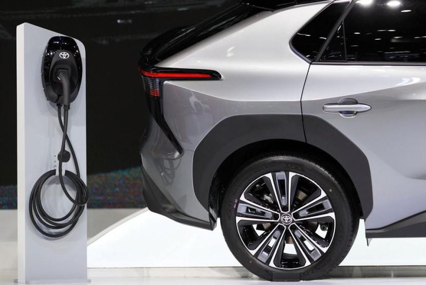 Sebuah mobil listrik Toyota terlihat di Bangkok International Motor Show di Bangkok, Thailand, 30 Maret 2022. Toyota investasi 50 miliar baht untuk mengembangkan mobil listrik di Thailand. (Dok Istimewa)