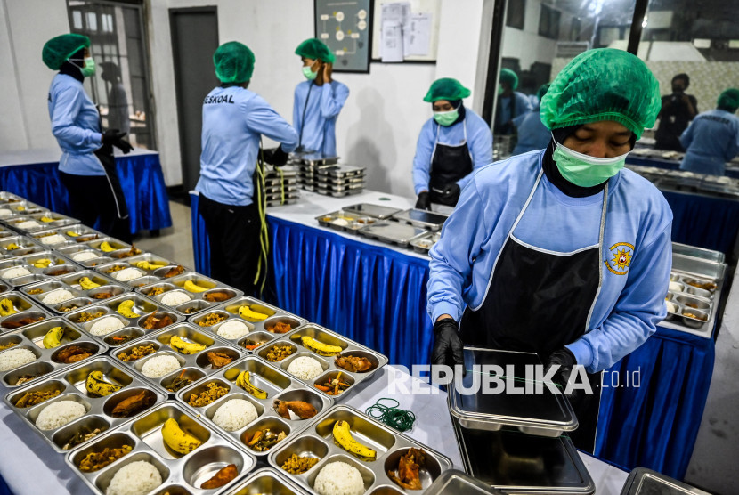Petugas menyiapkan paket makanan bergizi gratis (MBG) di dapur Sekolah Staf dan Komando Angkatan Laut (Seskoal), Cipulir, Jakarta, Selasa (14/1/2025). Dapur MBG Seskoal mendistribusikan sebanyak 3.000 sampai 4.000 makanan bergizi ke delapan sekolah dari TK sampai SMA yang berada di wilayah Cipulir. (Dok Republika)
