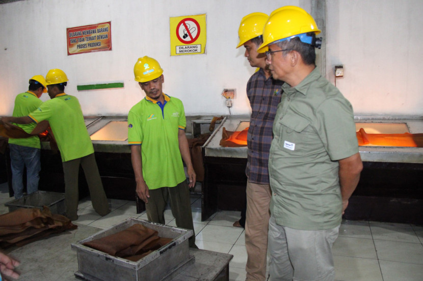 Meninjau produksi pengolahan karet. (FOTO: Humas PTPN I)