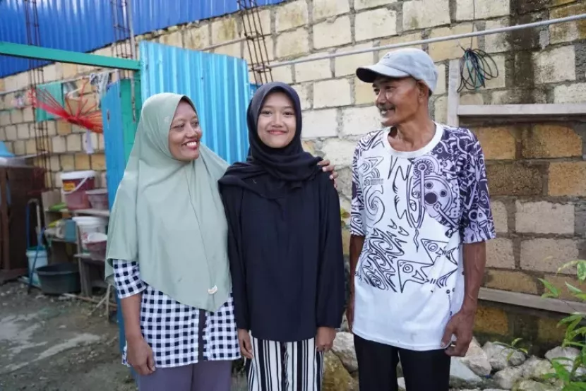 Stanggy Nirwana Putri (18) dan kedua orang tuanya.