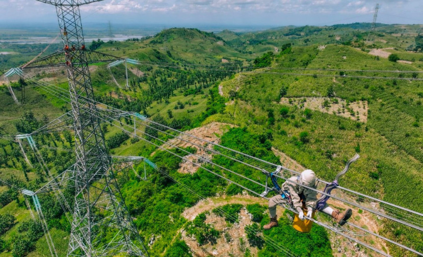 Foto Ilustrasi petugas PLN yang sedang melakukan pemeliharaan jaringan transmisi. Tata kelola perusahaan yang apik, mampu membawa PLN ke dalam jajaran 500 perusahaan global. (Foto: Dok PT PLN)