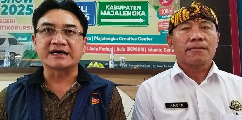 Guntur Kusmeiyano, Kepala Sekretariat Deputi Bidang Pendidikan dan Peran Serta Masyarakat KPK RI (kiri), Kepala DPMD Kabupaten Majalengka, Andik Sujarwo (kanan). (Foto: Dok Eko)