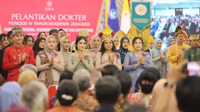 Dekan Fakultas Kedokteran, Kesehatan Masyarakat, dan Keperawatan (FK-KMK) UGM Prof. dr. Yodi Mahendradhata, Ph.D., melantik 120 dokter baru, pada hari Rabu 30/7/2025 di Grha Sabha Pramana.
