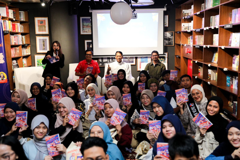 Didiek Hartantyo *tengah belakang berkemeja putih) berfoto bersama dengan para hadirin yang sebagain besar generasi muda usai acara bedah buku di Jakarta, Rabu (30/7). (Foto: Humas KAI)
