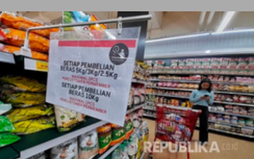 Penjualan beras di toko modern. (Foto: Dok REPUBLIKA)