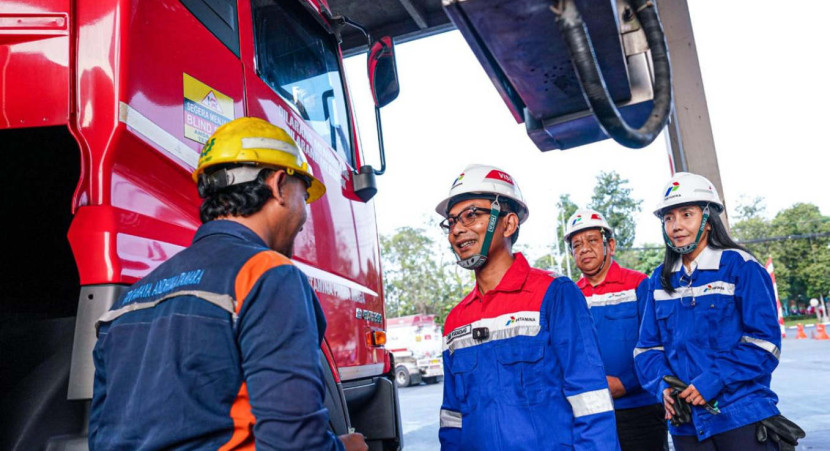Direktur Rekayasa dan Infrastruktur Darat (RID) Pertamina Patra Niaga Jatimbalinus, Hari Purnomo memantau langsung pengisian BBM mobil tangki di Instalasi Surabaya Group, Rabu (30/07/2025). (Foto: Dok RUZKA INDONESIA)