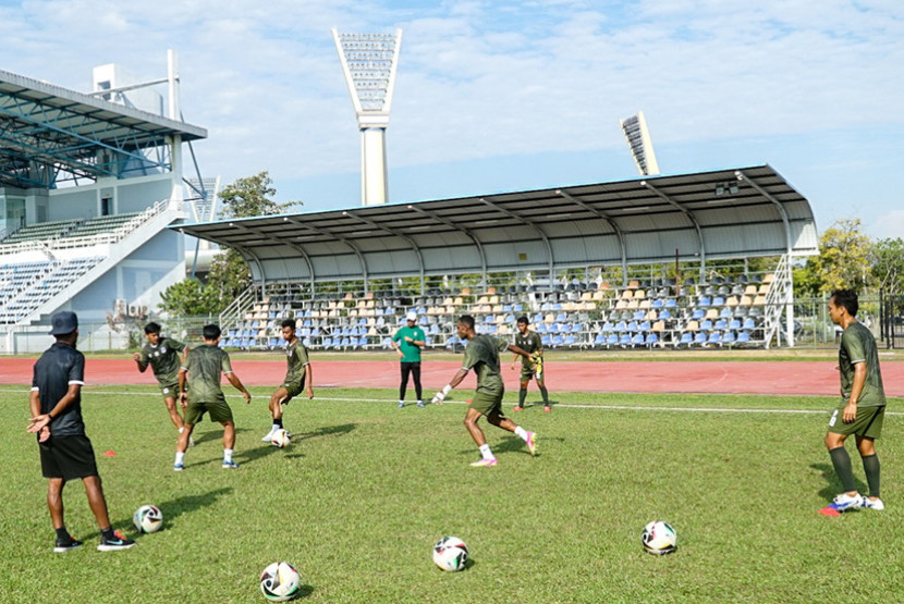 Pemain Sumsel United latihan di Padang dan Balapan, Komplek Sukan Negara Hasanah Bolkiah Bandar Seri Begawan dipimpin pelatih Nil Maizar. (FOTO: MO Sumsel United)