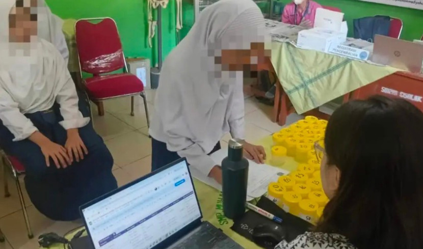 BNN Kota Depok sedang melakukan tes urine pelajar di SMP Muhammadiyah Cisalak, Sukmajaya, Kota Depok, pada Selasa (29/07/2025). (Foto: Dok Diskominfo Kota Depok)
