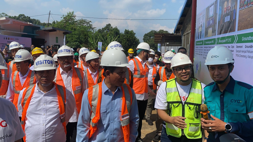 Menteri Lingkungan Hidup Hanif Faisol Nurofiq meninjau TPSA Cimenteng Kabupaten Sukabumi yang resmi menerapkan RDF, Kamis (31/7/2025).