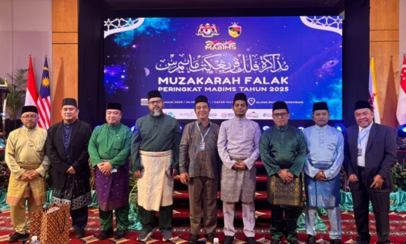 Segenap ahli ilmu falak ASEAN, berfoto bersama usai pembentukan lembaga yang menaungi ahli astronomi Islam itu, di Malaysia, belum lama ini. (Dok)