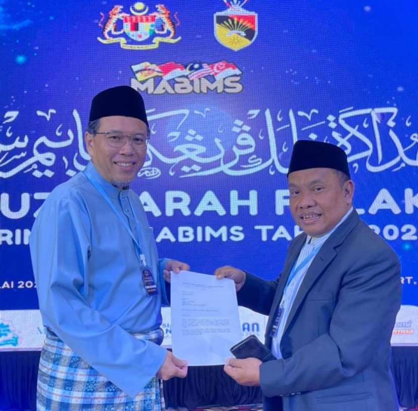 Ketua Umum Southeast Asian Association of Islamic Astronomers (SAAIA) Prof Dr Ahmad Izzuddin MAg (kanan) menyerahkan SK SAAIA kepada Ketua Delegasi Singapura dalam Muzakarah Falak Peringkat MABIMS (Menteri Agama Brunei, Indonesia, Malaysia dan Singapura) di Klana Resort Seremban, Negeri Sembilan, Malaysia.(dok)