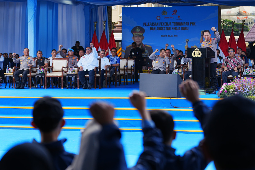 Kapolri Jenderal Listyo Sigit Prabowo melepas 1.575 buruh yang terdampak pemutusan hubungan kerja (PHK) untuk bekerja di tempat yang baru serta angkatan kerja baru. (Dok Polri)