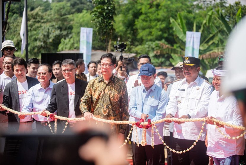 Peresmian Fasilitas Refuse-Derived Fuel (RDF) di Tempat Pengolahan Sampah Akhir (TPSA) Cimenteng, Kecamatan Cikembar, Kabupaten Sukabumi pada Kamis (31/7/2025).