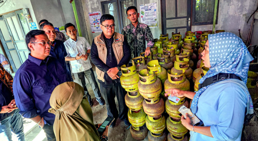 Direktur Pemasaran Regional Pertamina Patra Niaga, Eko Ricky Susanto, mendampingi Pimpinan Ombudsman RI, Yeka Hendra Fatika, dalam kunjungan uji petik ke pangkalan LPG di Kelurahan Mentaos, Banjarbaru, Kalimantan Selatan, Rabu (30/07/2025). (Foto: Dok RUZKA INDONESIA)