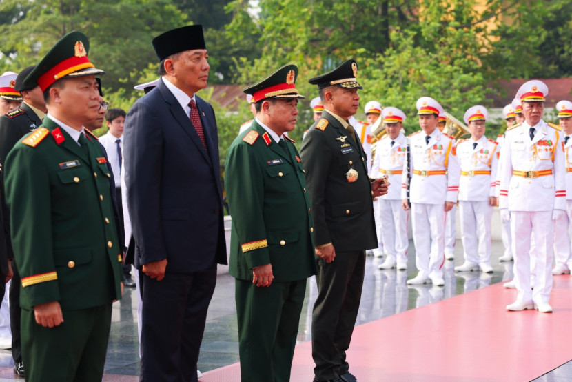 Menhan Sjafrie Sjamsoeddin di Bac Son Monument, Hanoi, Vietnam Sumber: Kemenhan