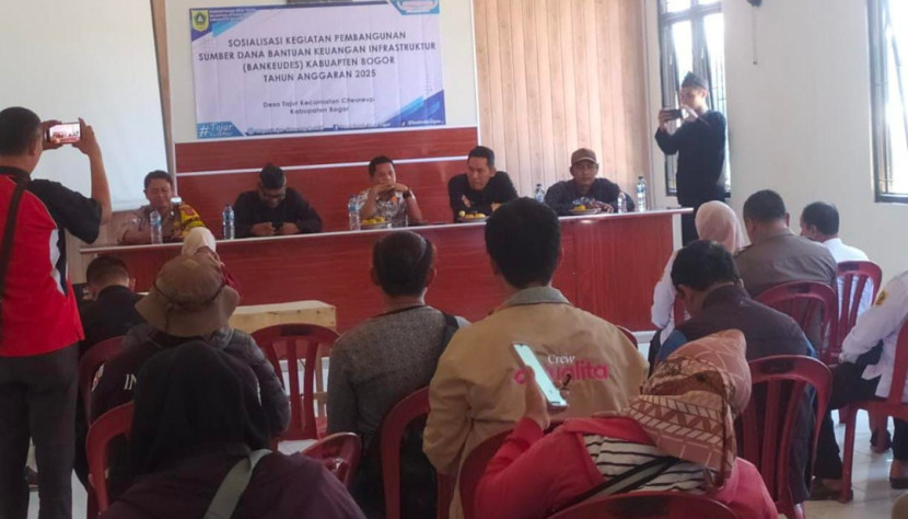 Pemdes Tajur selenggarakan sosialisasi Bantuan Keuangan Infrastruktur Desa (Bankeu) Tahun Anggaran 2025 di halaman Kantor Desa Tajur, pada Kamis (31/07/2025). (Foto: Dok RUZKA INDONESIA) 