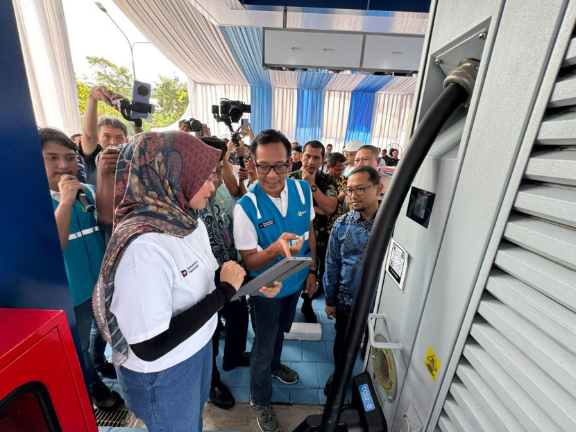 General Manager PLN UID Jakarta Raya, Moch. Andy Adchaminoerdin, bersama Forkopimda Jakarta Timur, sedang melakukan simulasi pengisian daya kendaraan listrik menggunakan aplikasi PLN Mobile di SPKLU LRT City Ciracas, Jakarta (31/7/2025). (Foto: Ruzka Indonesia/PLN) 