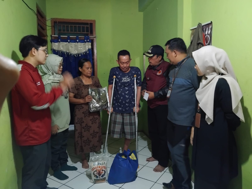 Penyaluran bantuan tongkat kayu dan makanan kepada warga sakit di Kelurahan Tipar, Kecamatan Citamiang, Kota Sukabumi, Jumat (1/8/2025).
