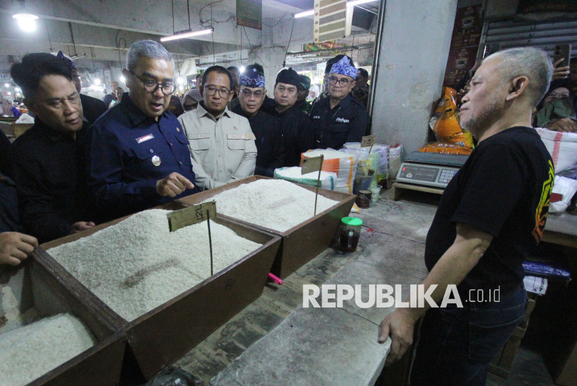 Wali Kota Bandung Muhammad Farhan bersama unsur terkait melakukan monitoring harga dan ketersediaan Beras di Pasar Kosambi, Kota Bandung, Kamis (31/7/2025). Foto: Edi Yusuf