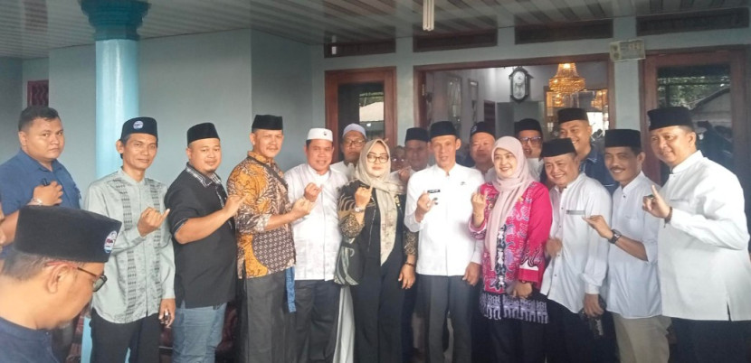 Wakil Bupati Bogor, Ade Ruhandi, atau yang akrab disapa Jaro Ade bersama warga Desa Dayeuh. (Foto: Dok Dwi/RUZKA INDONESIA)