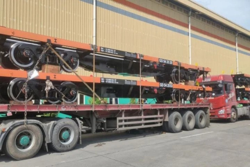 Pengiriman tahap awal 60 unit gerbong datar produksi dalam negeri ke wilayah Divre III Palembang. (Foto: Humas KAI)