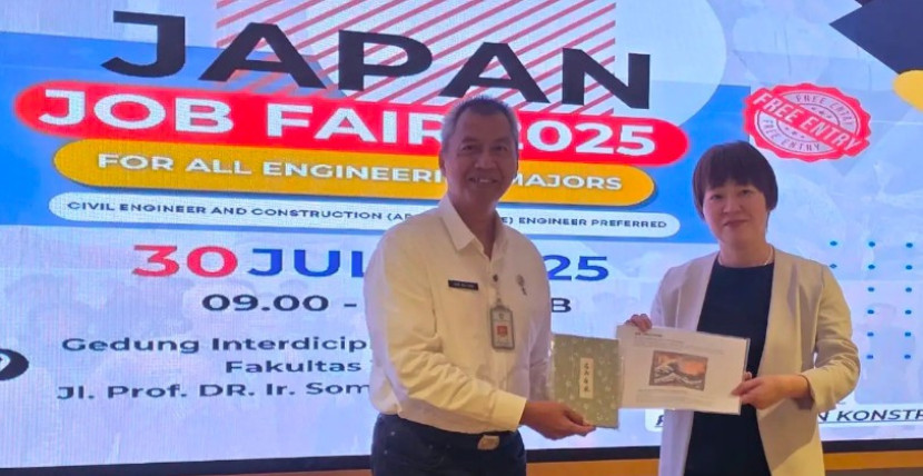 Kepala Disnaker Kota Depok, Sidik Mulyono (kiri) saat menghadiri Japan Job Fair Civil Engineer 2025 yang digelar di Gedung Interdisciplinary Engineering, Fakultas Teknik UI, Rabu (30/07/2025). (Foto: Diskominfo Kota Depok).