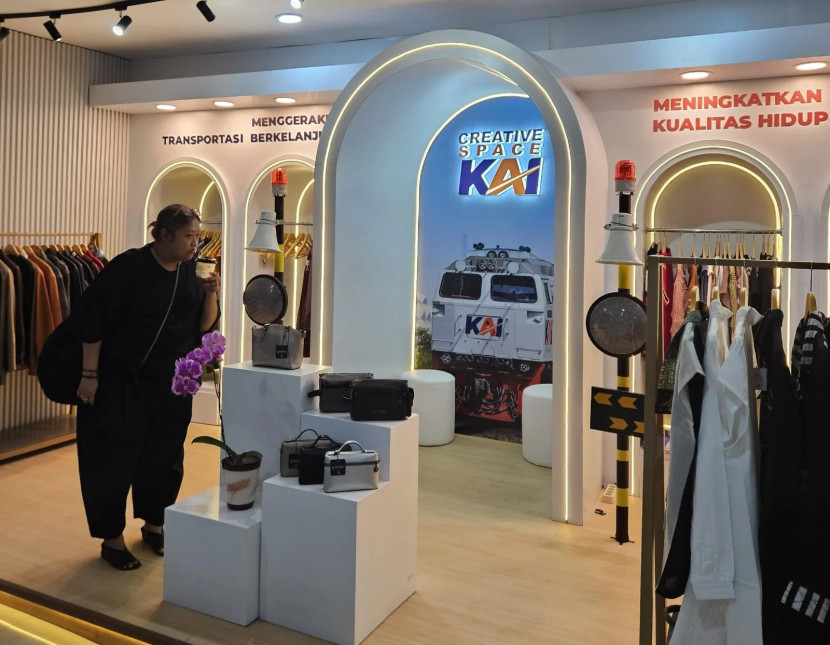 KAI berharap keberadaan UMKM di ruang publik seperti Dekranasda dapat menciptakan suasana yang lebih dinamis, memperkuat loyalitas pelanggan terhadap produk lokal, dan menghidupkan ekosistem ekonomi yang lebih inklusif. (Foto: Humas KAI)