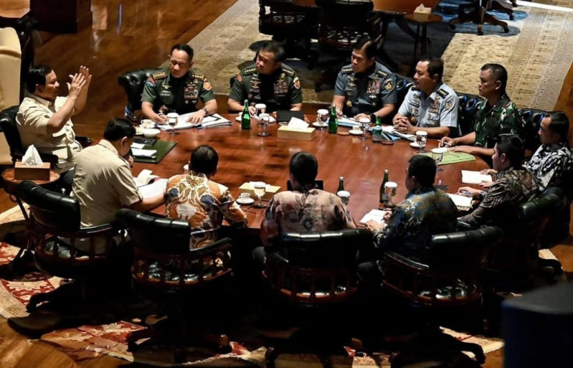 Presiden Prabowo Subianto rapat bersama Menhan Sjafrie Sjamsoeddin dan pimpinan TNI. Sumber: Setkab