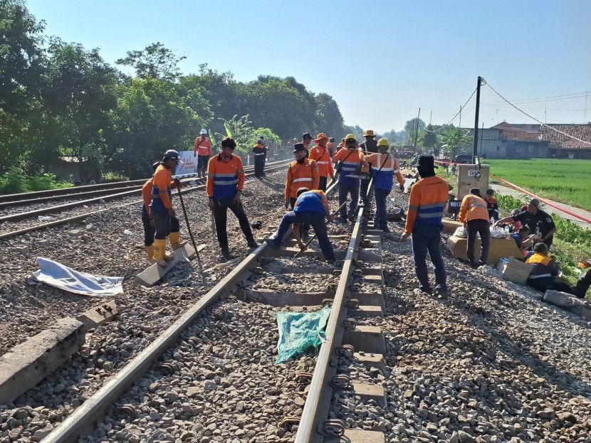 Personel KAI melakukan perbaikan dan normalisasi rel akibat dampak anjloknya KA Argo Bromo Anggrek di emplasemen Stasiun Pegadenbaru, Subang, Jawa Barat, pada Jumat (1/8). (Foto: Humas KAI)