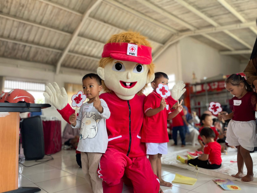 Relawan Tasumi bersama anak-anak dalam program Petualang Cilik Sukabumi, Sabtu (2/8/2025). 
