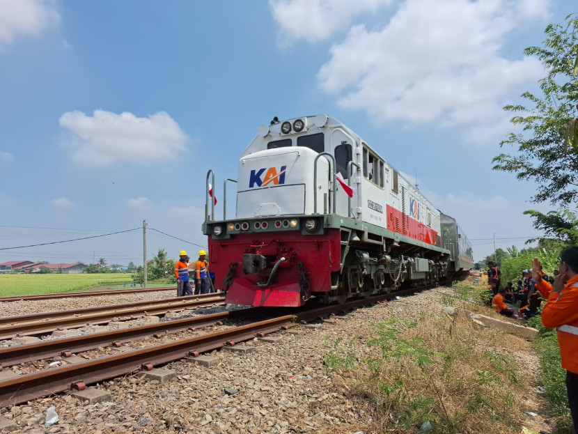Proses perbaikan jalur rel yang terdampak akibat anjloknya KA Argo Bromo Anggrek di emplasemen Stasiun Pegadenbaru, Subang, Jabar, Jumat (1/8), telah selesai dilakukan oleh 200 anggota Tim teknis KAI, dan jalur kini kembali aman untuk digunakan. (Foto: Humas KAI)