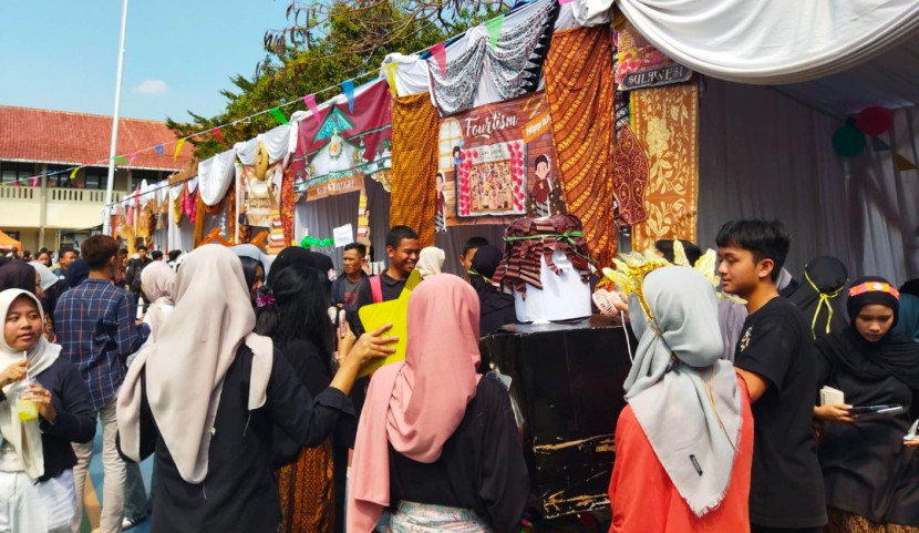 Deretan stand bazar siswa SMAN 1 Majalengka di HUT ke-64. (Foto: Dok Eko)