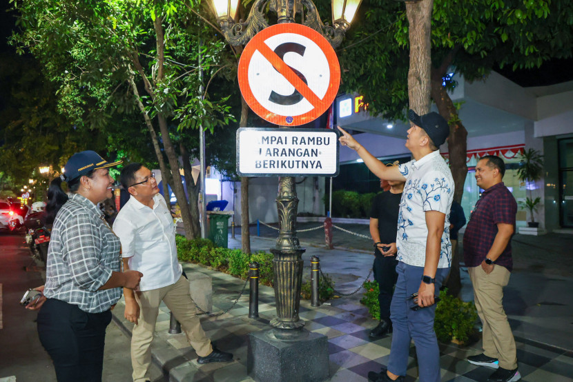 Dishub Surabaya lakukan sosialisasi dan penertiban tukang parkir di Jalan Tunjungan. FOTO: Humas Pemkot Surabaya