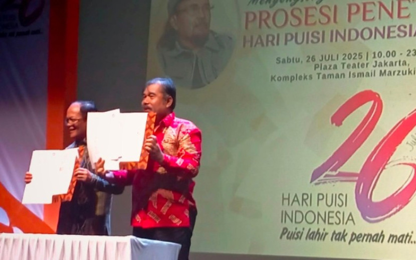 Ketua YHP, Asrizal Nur dan Kepala Badan Bahasa, Hafidz Muksin menunjukkan naskah kerja sama. (Foto: Dok YHP)