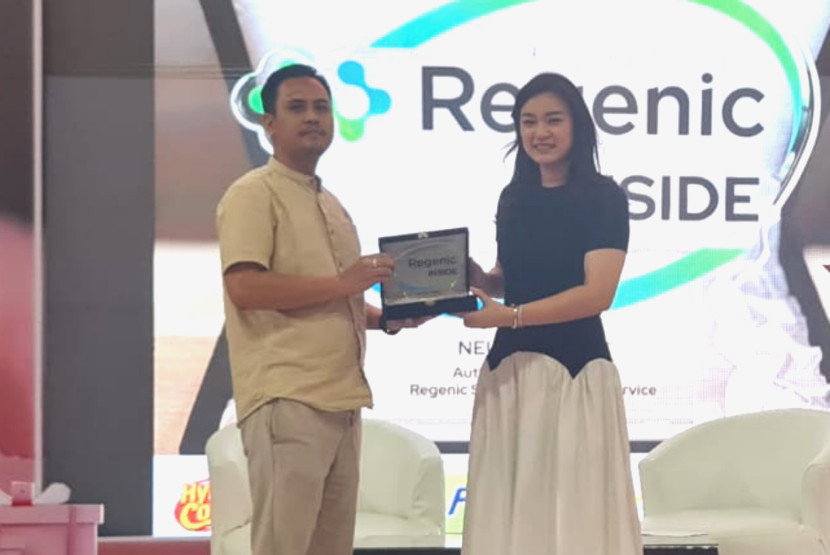 CEO Neuvel Dental Clinic, dr. Jessica Christina Tenggara, dipl. AAAM (kanan) menerima plakat kerja sama dari Regenic.