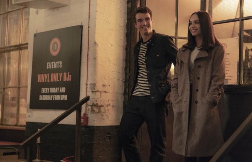 Corey Mylchreest dan Sofia Carson dalam My Oxford Year. (Netflix)