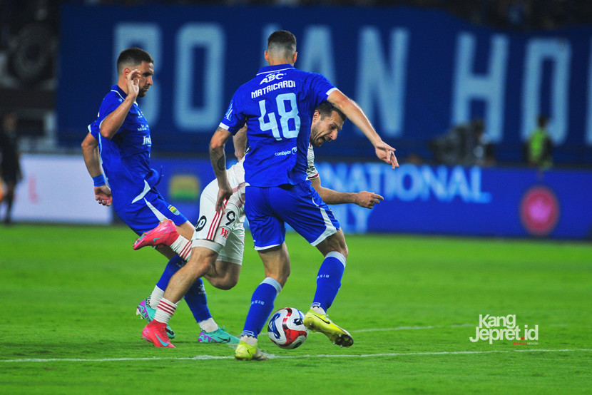 Gelandang Sidney Wanderers Kosta Barbarouses menggiring bola di tengah adangan dua bek Persib Bandung pada laga Persib Bandung melawan Western Sydney Wanderers, Sabtu (2/8/2025) di Stadion Gelora Bandung Lautan Api (GBLA). KANGJEPRET/YOGI ARDHI (Data Teknis: Nikon D3, Nikkor MF 300mm F2.8) 
