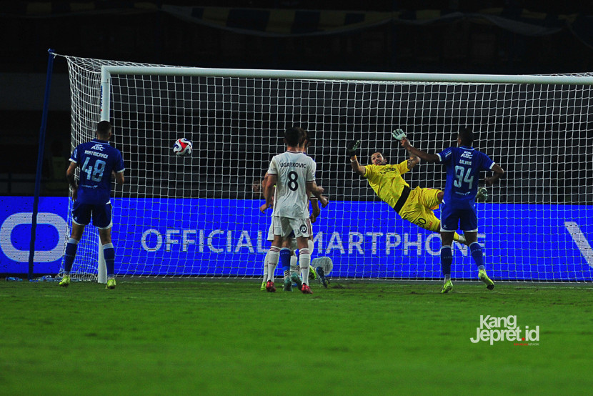 Kiper Sidney Wanderers Jordan Thomas Holmes gagal menghalau bola yang ditendang William Marcilio pada laga Persib Bandung melawan Western Sydney Wanderers, Sabtu (2/8/2025) di Stadion Gelora Bandung Lautan Api (GBLA). KANGJEPRET/YOGI ARDHI (Data Teknis: Nikon D3, Nikkor MF 300mm F2.8) 