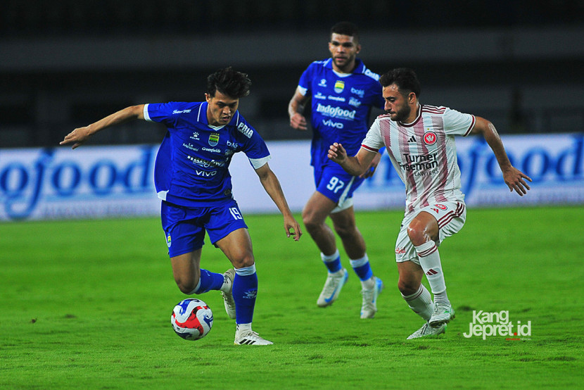 Bek Persib Alfeandra Dewangga  menggiring bola dibayangi gelandang Sidney Wanderers Kosta Barbarouses pada laga uji coba Persib Bandung melawan Western Sydney Wanderers, Sabtu (2/8/2025) di Stadion Gelora Bandung Lautan Api (GBLA). KANGJEPRET/YOGI ARDHI (Data Teknis: Nikon D3, Nikkor MF 300mm F2.8). 