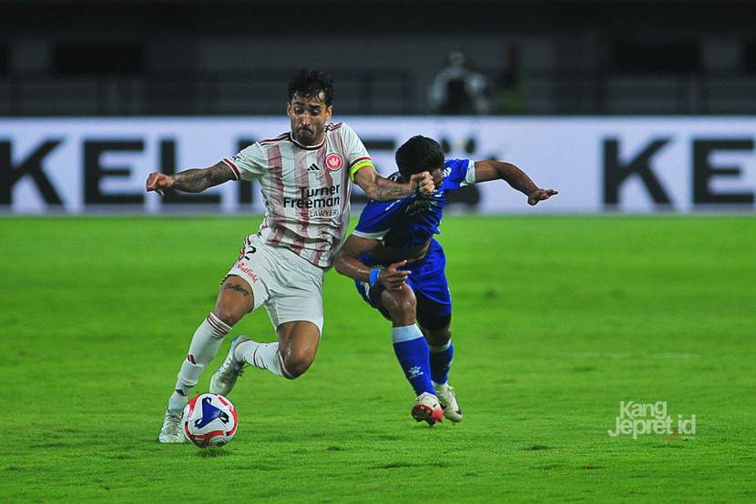 Gelandang Sidney Wanderers Anthony Panthazopoulos menarik jersey winger Persib Febri Hariyadi pada laga Persib Bandung melawan Western Sydney Wanderers, Sabtu (2/8/2025) di Stadion Gelora Bandung Lautan Api (GBLA). KANGJEPRET/YOGI ARDHI (Data Teknis: Nikon D3, Nikkor MF 300mm F2.8) 