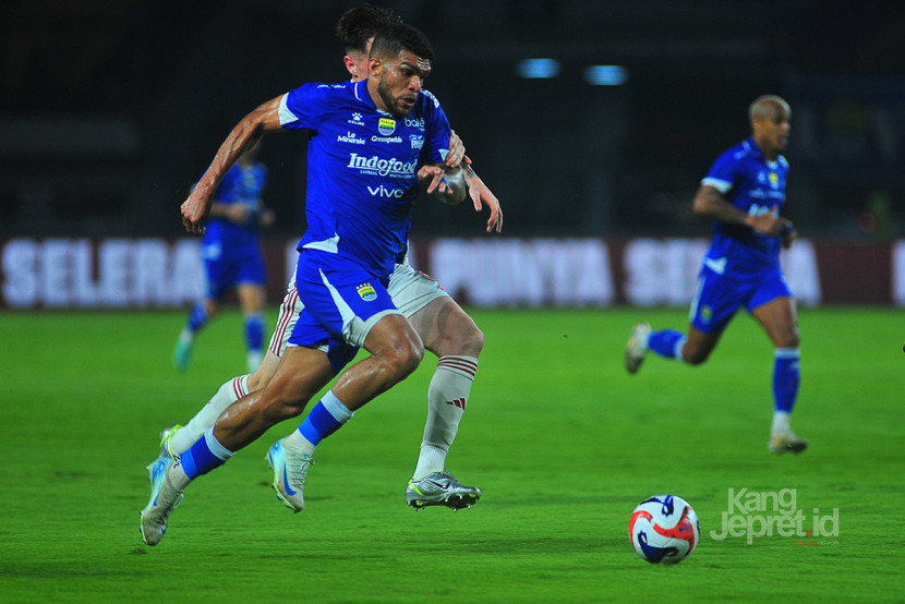 Gelandang serang Persib Bandung Berguinho menggiring bola pada laga Persib Bandung melawan Western Sydney Wanderers, Sabtu (2/8/2025) di Stadion Gelora Bandung Lautan Api (GBLA). KANGJEPRET/YOGI ARDHI (Data Teknis: Nikon D3, Nikkor MF 300mm F2.8) 