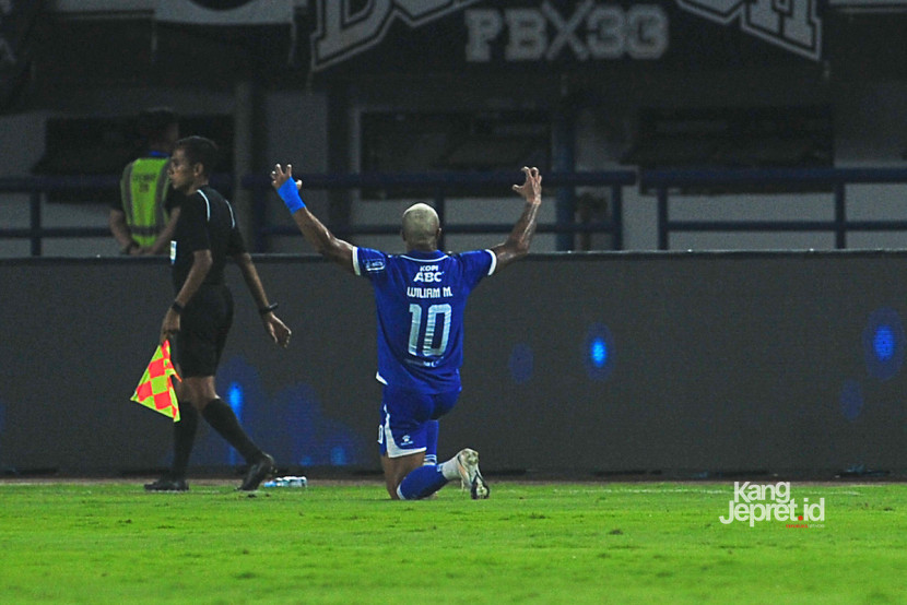 Selebrasi gaya maung William Marcilio, setelah mencetak gol semata wayang pada laga Persib Bandung melawan Western Sydney Wanderers, Sabtu (2/8/2025) di Stadion Gelora Bandung Lautan Api (GBLA). KANGJEPRET/YOGI ARDHI (Data Teknis: Nikon D3, Nikkor MF 300mm F2.8) 