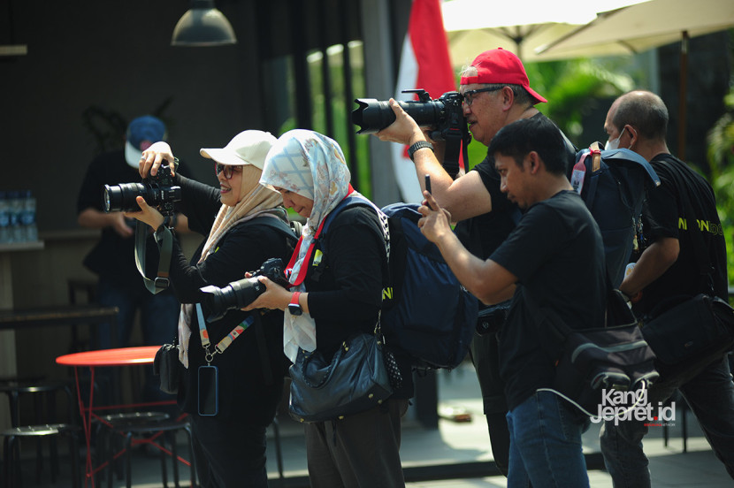 Sejumlah peserta asyik membidikkan kamera sesi model photo hunt pada acara Nikon Xperience di Kota Baru Parahyangan, Kabupaten Bandung Barat, Sabtu (3/8/2025). KANGJEPRET/ YOGI ARDHI (Data teknis: Nikon D700, Nikkor AF 80-200/2.8 ED 3rd Gen)